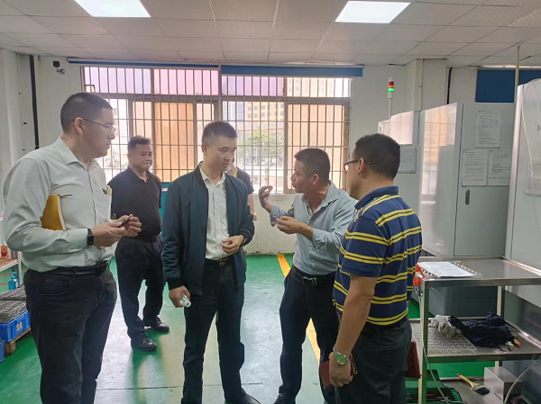 走訪車間，介紹公司經營情況